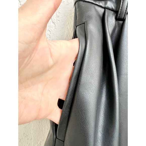 NWT Cami NYC Pleated Front Rabia Vegan Leather Short Black Women's Size 6 - Picture 4 of 7
